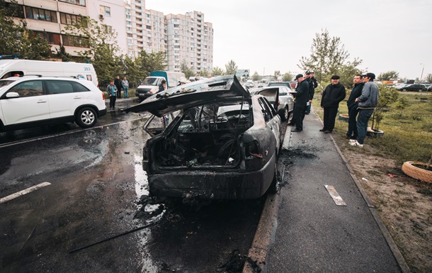 У Києві авто врізалося в припарковані машини і зайнялося