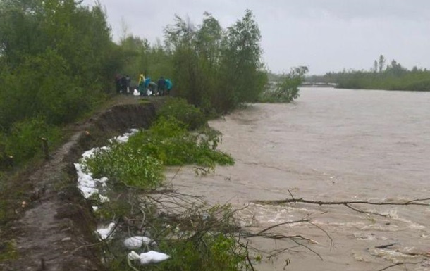 На Буковині виникла загроза прориву дамби