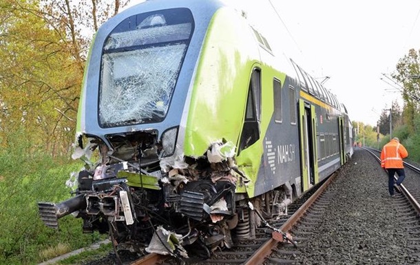 В Германии поезд врезался в грузовик, 20 пострадавших