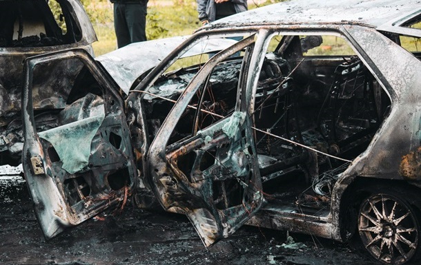 У Києві згоріли два авто