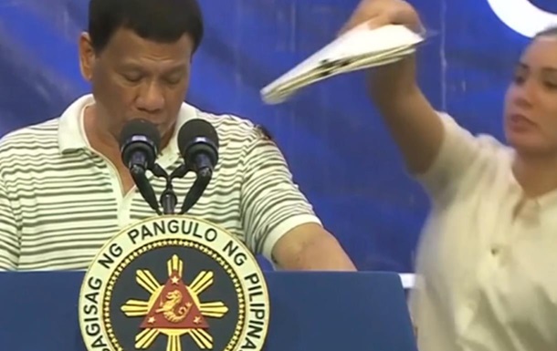 Президент Філіппін виступав з тарганом на плечі