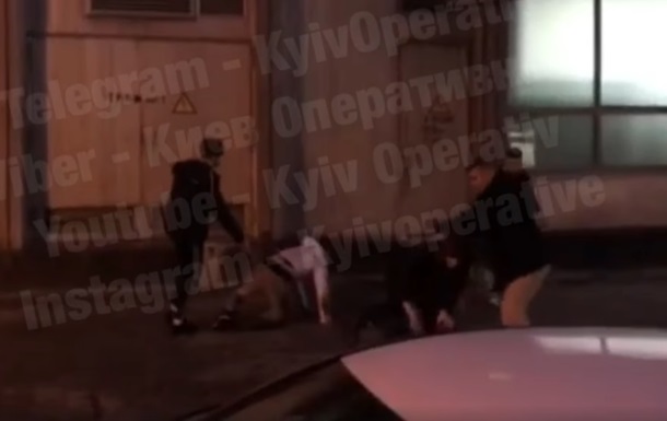 Підлітки в Києві побили чоловіка і кинули у фонтан
