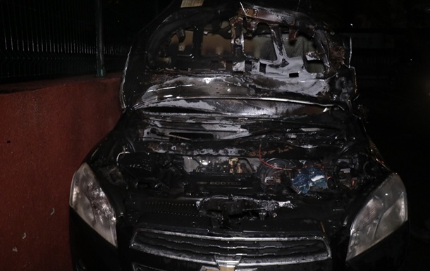 Уночі в Києві спалили авто у дворі будинку
