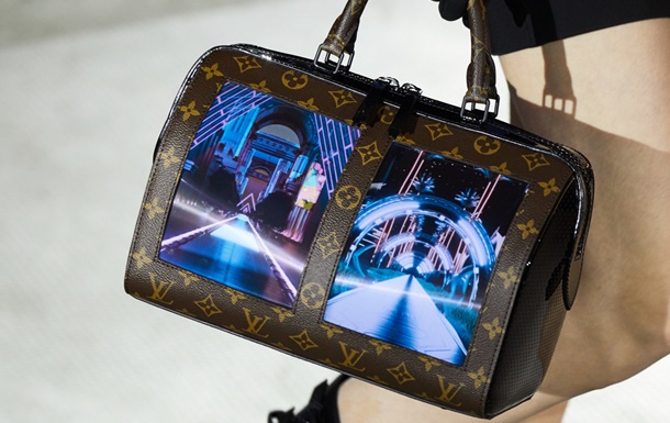 Louis Vuitton показав сумки з гнучкими дисплеями
