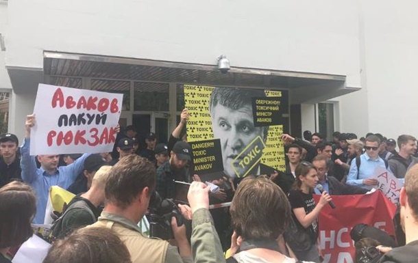 Під МВС у Києві бійки активістів із силовиками