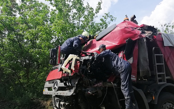 У Миколаївській області лоб в лоб зіткнулися дві вантажівки
