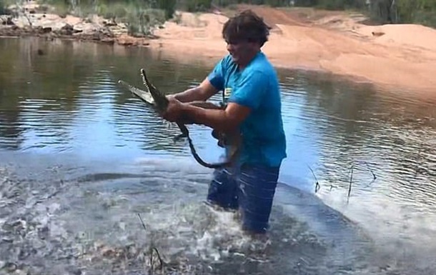 В Австралии мужчина руками выловил крокодила из воды