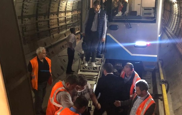 НП у метро Москви: пасажири кілька годин провели під землею