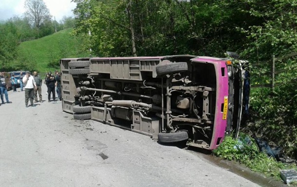 На Закарпатье перевернулся рейсовый автобус, есть жертвы