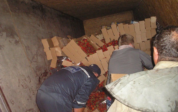 В Запорожской области перевернулся грузовик с тоннами клубники