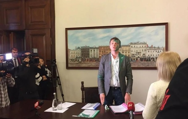 Заместителя мэра Львова облили краской