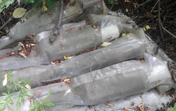 На Донбасі знайшли схованку з боєприпасами для гранатометів
