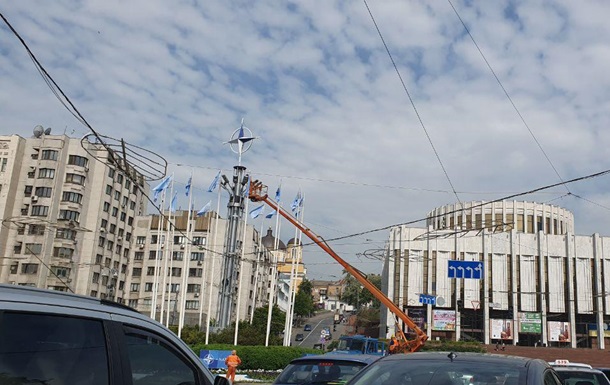 У центрі Києва встановили емблему НАТО