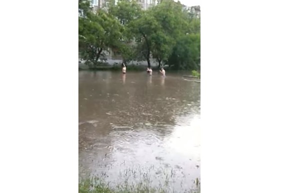 Через зливу жителі Миколаєва переходять вулиці вбрід