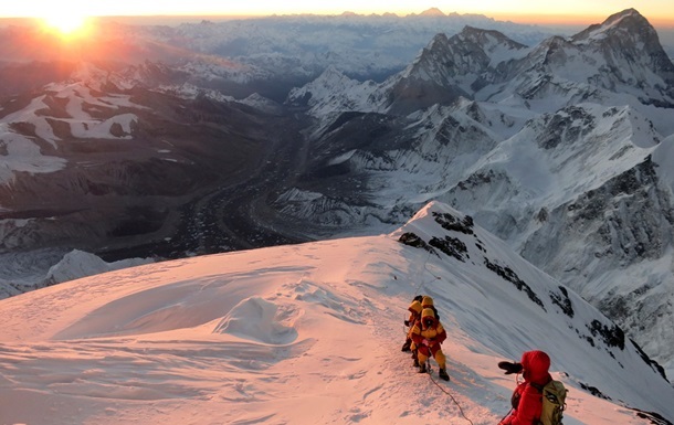 Десять людей загинули через чергу біля вершини Евересту