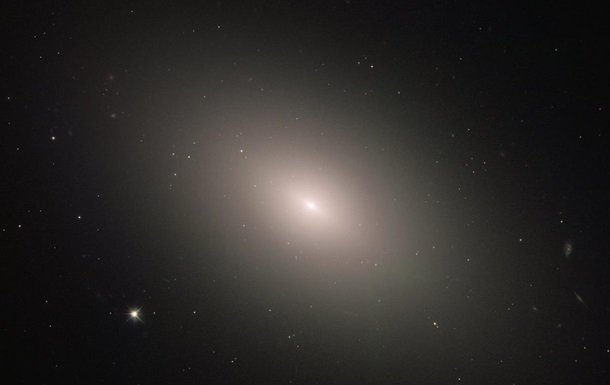 Еліптичну галактику із сузір я Діви зняли на фото