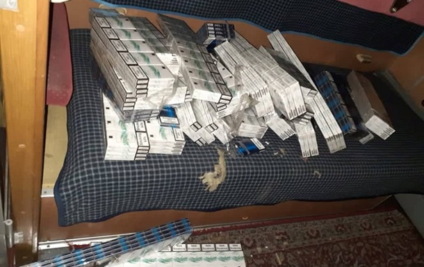 В поезде Киев-Вроцлав нашли семь тысяч пачек контрабандных сигарет