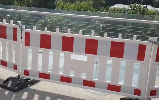 Стекла нового моста в Киеве отгородили забором