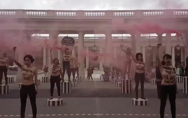 Возле Лувра прошла масштабная акция Femen