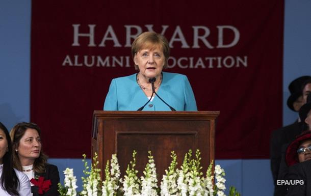 Меркель присвоили степень в Гарварде
