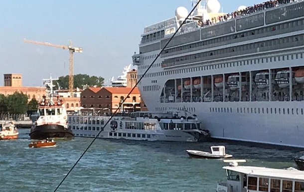 У Венеції лайнер врізався в причал і туристичний катер
