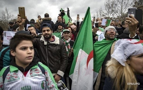 В Алжирі перенесли вибори президента через відсутність кандидатів