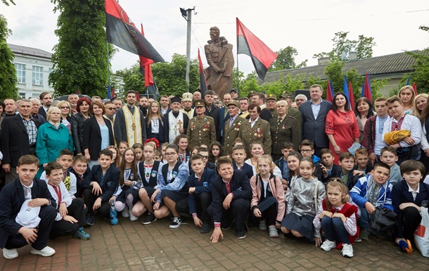 Послы Польши и Израиля протестуют против нового памятника Шухевичу