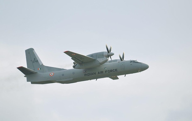 В Індії зник літак з 13 людьми на борту