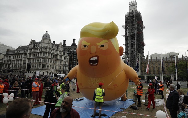 В Лондоне запустили в воздух надувного  малыша Трампа 