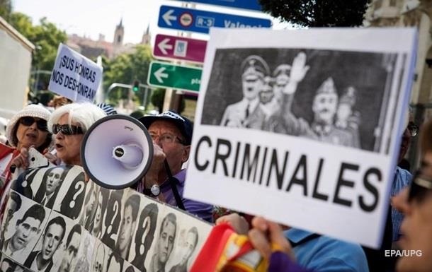 Іспанський суд зупинив ексгумацію останків диктатора Франко
