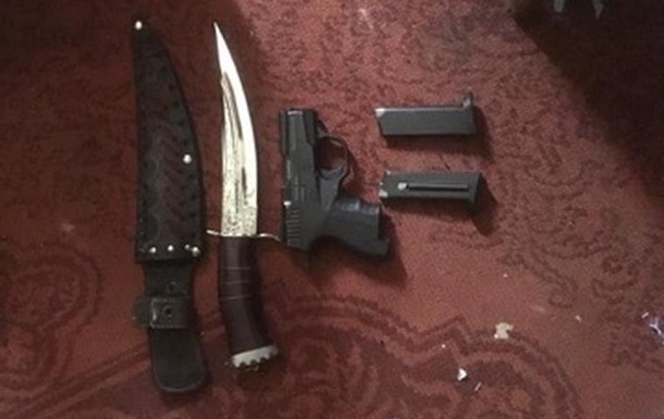 У жителя Луганської області знайшли зброю і коноплю