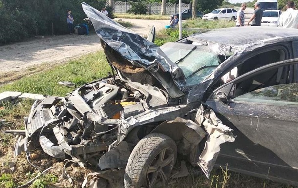 На Херсонщині авто влетіло в зупинку, дві жертви