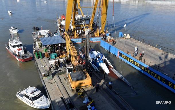 Трагедія на Дунаї: рятувальники піднімають затонуле судно