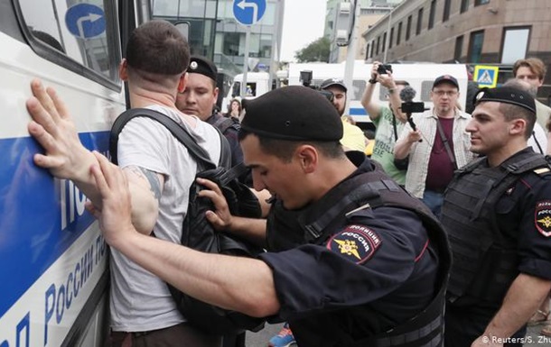 У Москві поліція затримала понад 400 учасників ходи