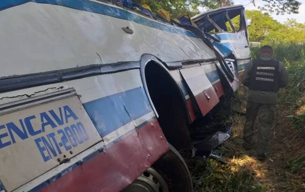В Венесуэле 16 человек погибли из-за лопнувшей шины автобуса