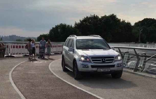 В Киеве на  мосту Кличко  заметили внедорожник – соцсети