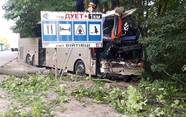 В Хмельницкой области автобус Неаполь-Херсон въехал в грузовик: есть жертвы
