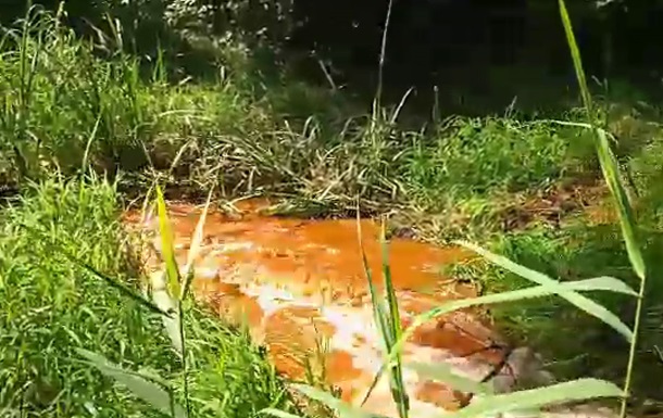У Харкові річка набула яскраво-помаранчевого коліру