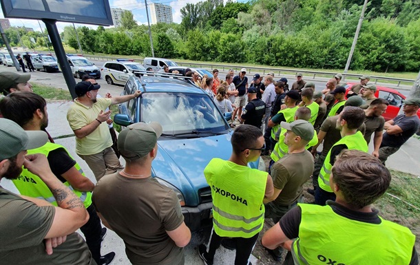 Скандальне будівництво в Києві: активісти перекрили будмайданчик машинами