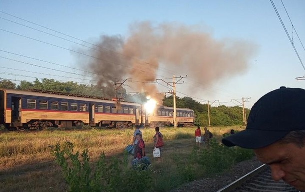 Під Дніпром на ходу загорілася електричка