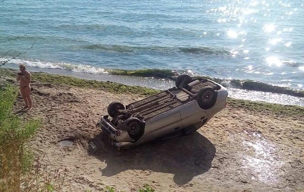 В Одесі авто зі схилу впало на пляж