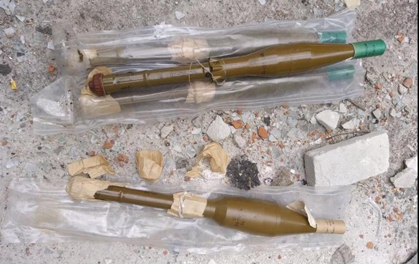 На Донбасі знайшли схованку з пострілами до гранатомета
