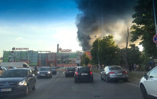 Под Киевом масштабный пожар на складе секонд-хенда