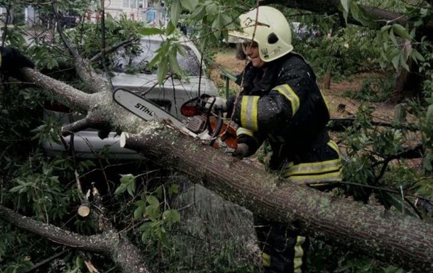 Під Києвом через негоду одна людина загинула, двоє поранені