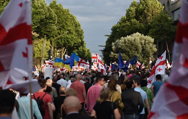 Дружина Саакашвілі очолила протестний марш у Тбілісі