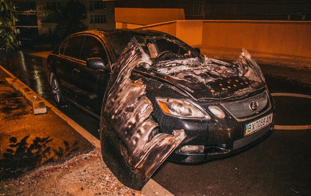 У Києві вибухнуло елітне авто