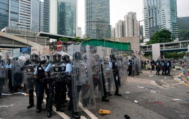 Протести в Гонконзі: штурм адмінбудівель і червоний рівень тривоги