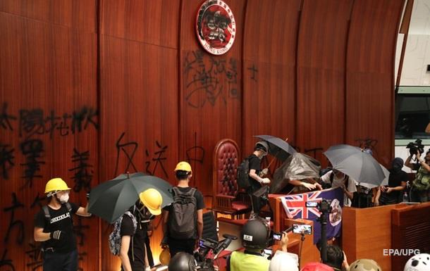 Протестувальники в Гонконзі увірвалися в будівлю парламенту