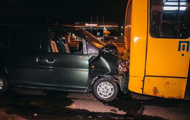 У Києві авто влетіло в автобус з пасажирами і загорілося