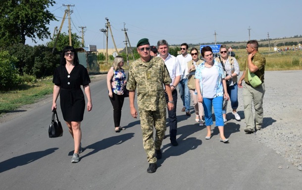Делегація з Грузії відвідала пункт пропуску на Донбасі